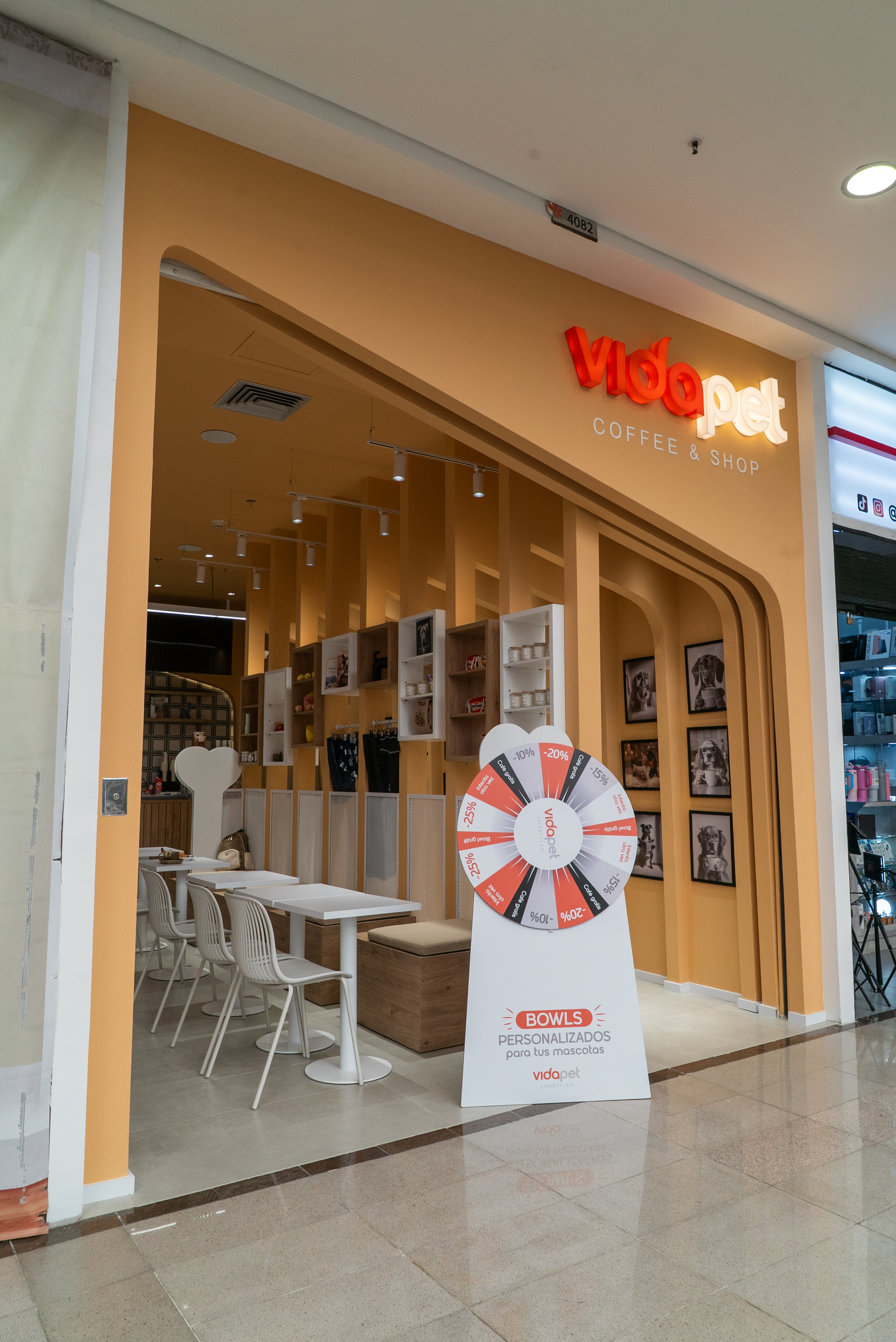 Fachada del local 4082 de Vidapet en Santafé Medellín